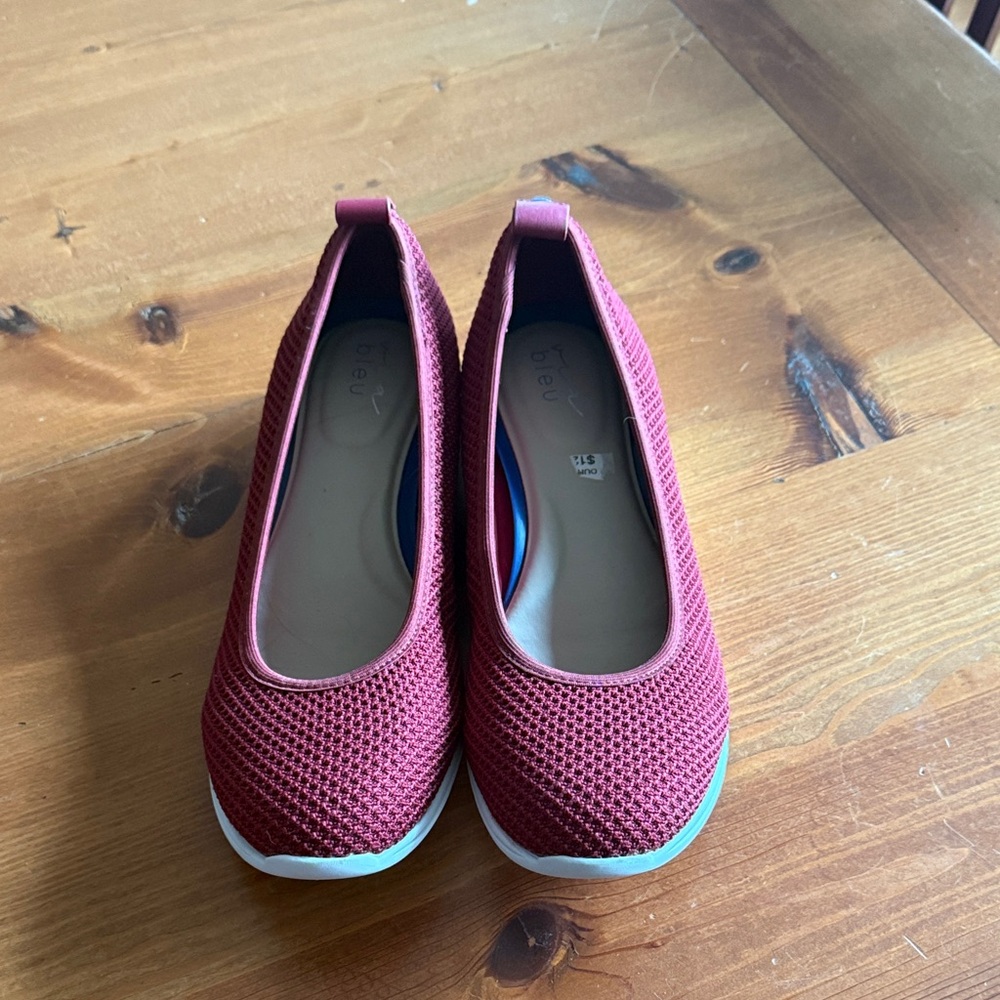 BLEU Ladies red walking shoes size 9. These shoes are NWOB.